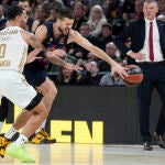 Nico Laprovittola intenta sortear la defensa de Nick Weiler-Babb