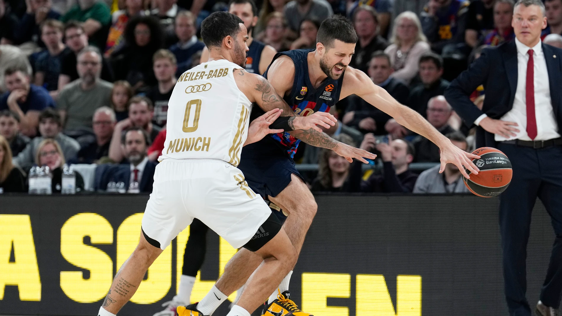 Nico Laprovittola intenta sortear la defensa de Nick Weiler-Babb