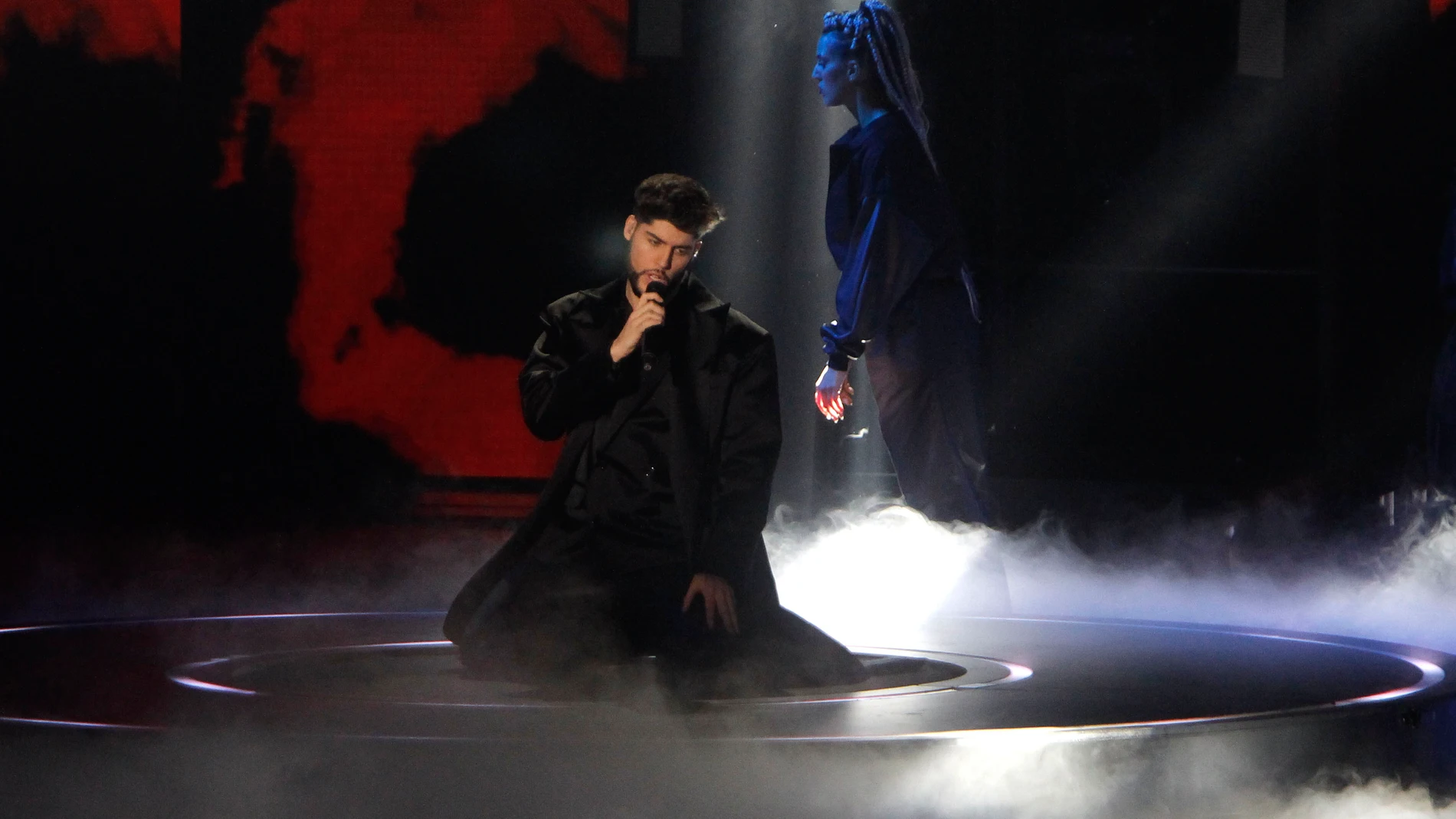 El cantante José Otero, durante su actuación en la segunda semifinal del BenidormFest 2023 que se celebra este jueves en la localidad alicantina