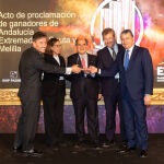 Vicente y Jerónimo Martín en el momento de recibir el galardón