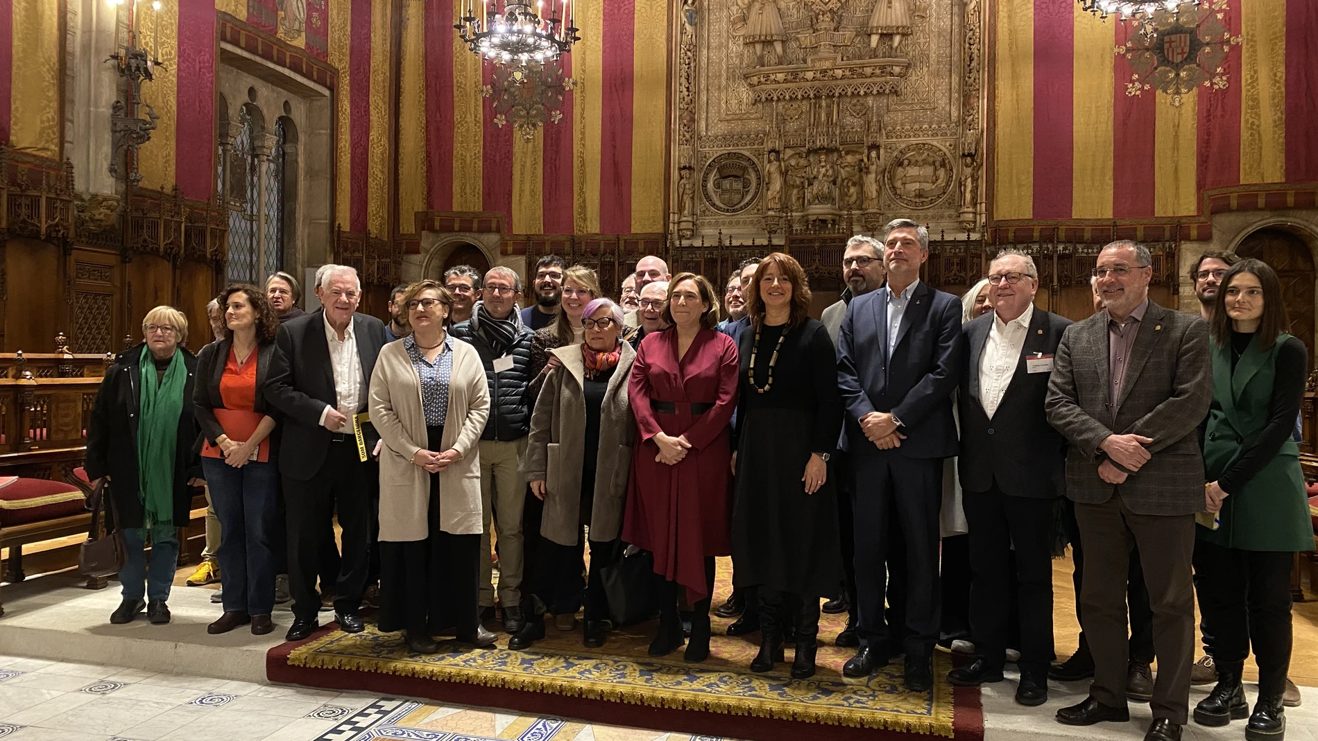 Representantes de los grupos municipales de Barcelona que han apoyado el plan de usos del Eixample junto a vecinos y comerciantes del distrito tras la aprobación de la regulación en el pleno extraordinario