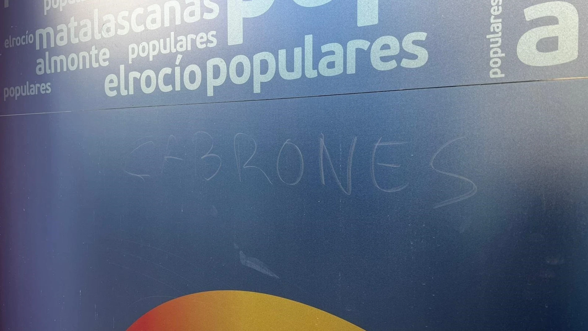 Imagen de una de las pintadas. PP DE ALMONTE