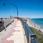 Una ciclista circula cerca de la Playa Galúa, en la Manga del Mar Menor, a 16 de abril de 2021, en Cartagena, Región de Murcia (España)