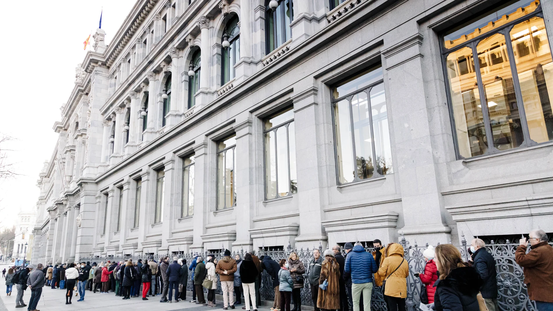 Decenas de personas hacen cola para contratar Letras del Tesoro, en el Banco de España