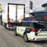 Un vehículo de la Guardia Civil junto al camión cuyo conductor circulaba bajo los efectos del alcohol