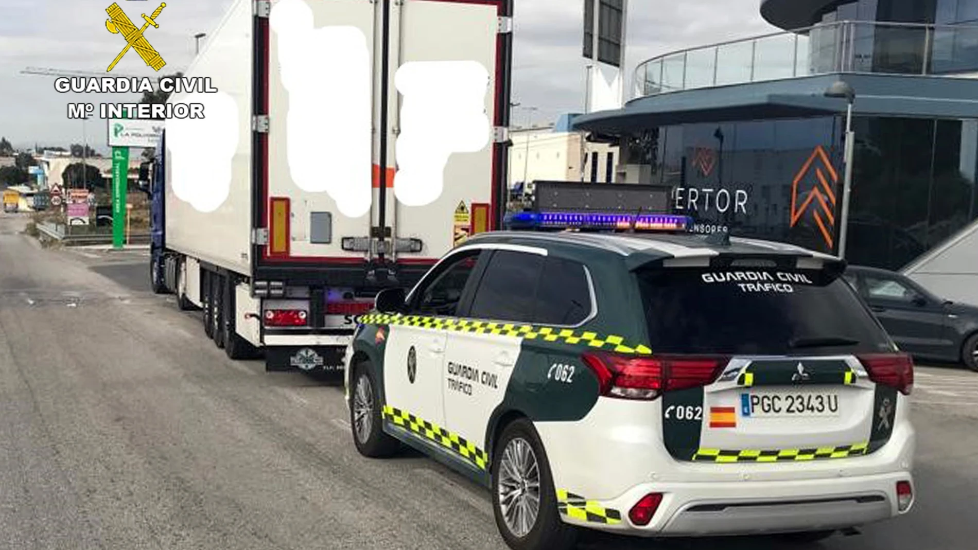 Un vehículo de la Guardia Civil junto al camión cuyo conductor circulaba bajo los efectos del alcohol