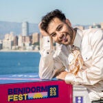 El cantante Agoney posa tras el sorteo en el que se ha descubierto el orden de las actuaciones de los finalistas del Benidorm Fest 2023