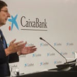 El presidente de Caixabank, José Ignacio Goirigolzarri, interviene durante la presentación de los resultados de CaixaBank, junto al consejero delegado, Gonzalo Gortázar