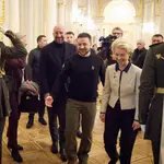 Volodomir Zelenski, junto a Ursula Von der Leyen y Charles Michel, ayer en Kyiv