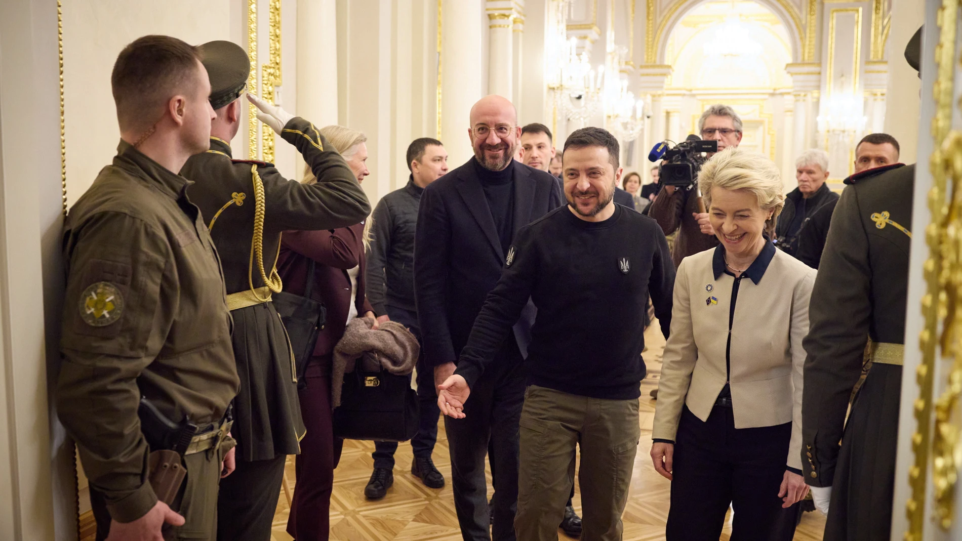 Volodomir Zelenski, junto a Ursula Von der Leyen y Charles Michel, ayer en Kyiv