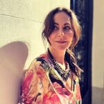 Ana Milán con vestido de flores y botas altas.