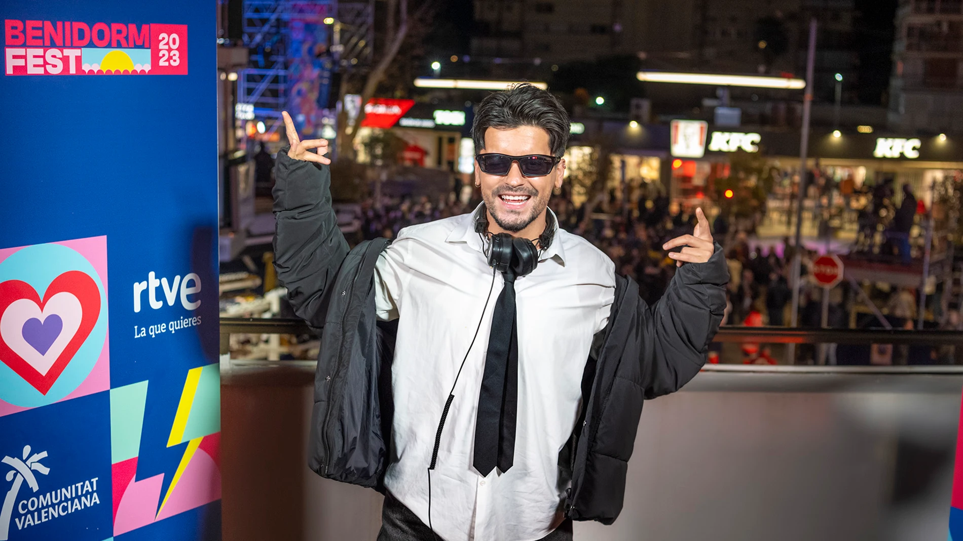 WRS Andei, representante de Rumanía en Eurovisión 2022, ayer en el escenario del concierto de acceso libre Tecnohito de la Plaza Triangular de Benidorm