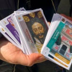 Centenares de sevillanos se reúnen en una céntrica plaza de la capital convocados por una colección de cromos que revoluciona al sector cofrade, las HolyCards. EFE/ Fermín Cabanillas