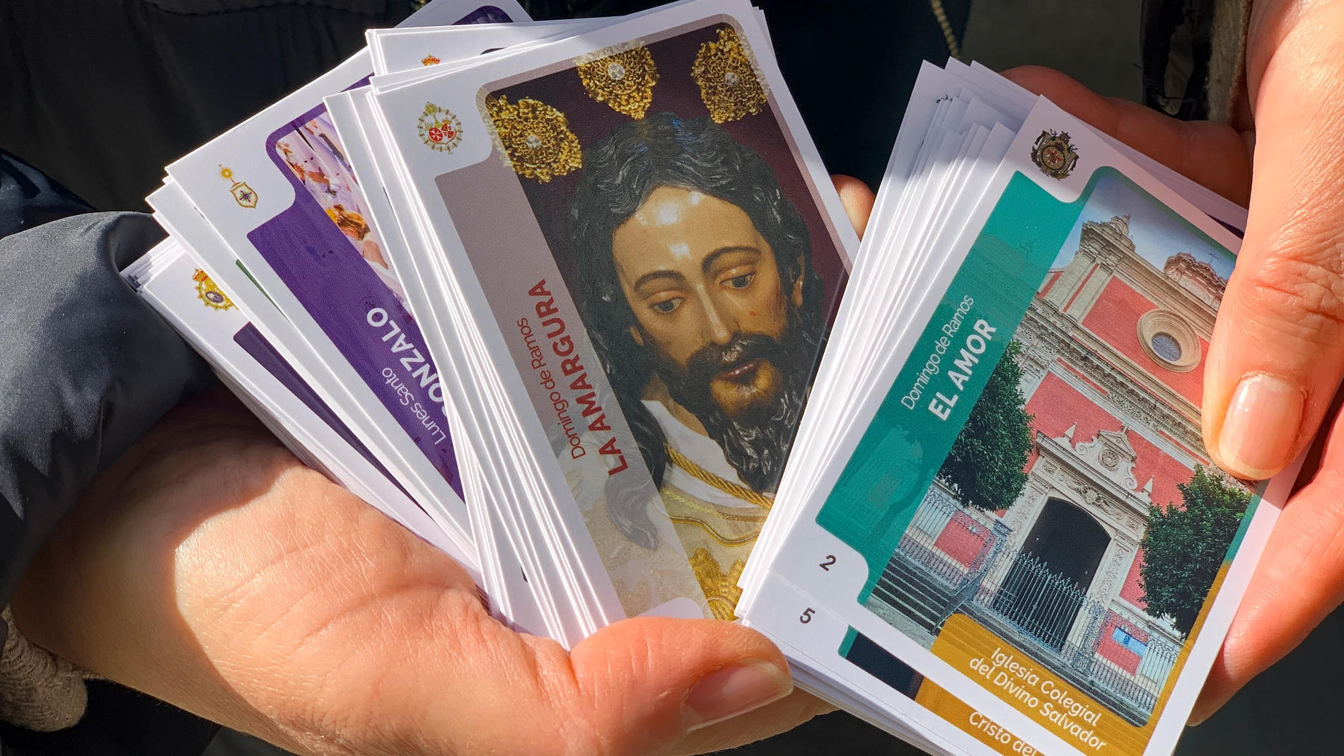 Centenares de sevillanos se reúnen en una céntrica plaza de la capital convocados por una colección de cromos que revoluciona al sector cofrade, las HolyCards. EFE/ Fermín Cabanillas