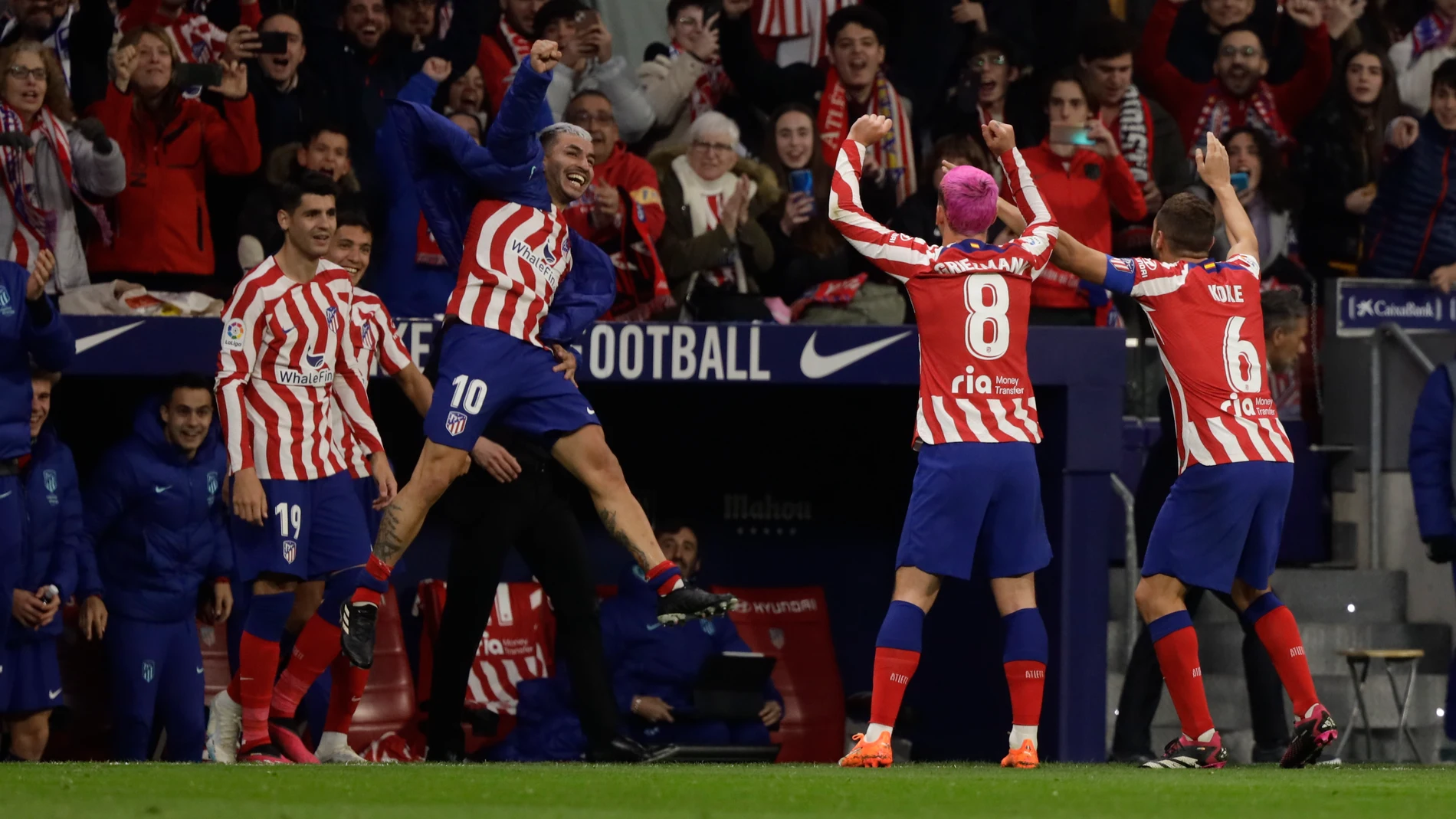 Correa celebró desde el banquillo su gol en el Atlético de Madrid- Getafe