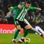 Guido Rodríguez con el Betis. EFE/ Raúl Caro.