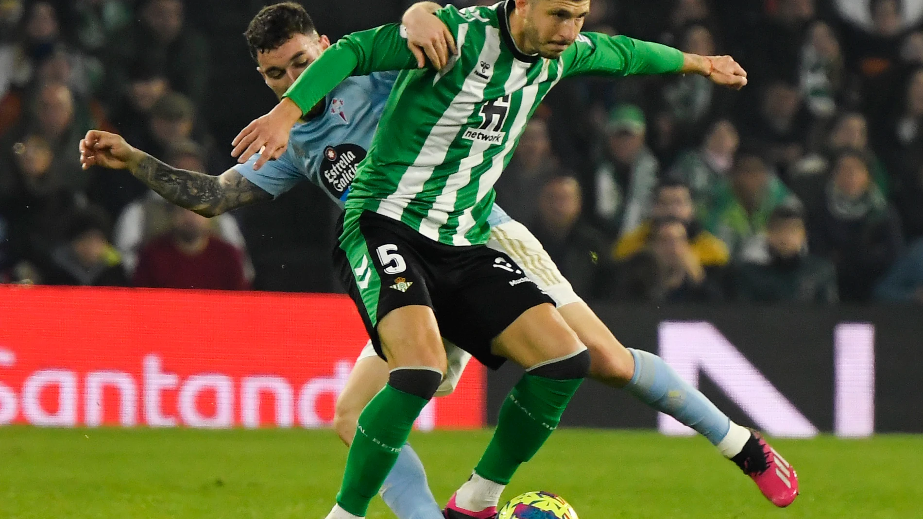 Guido Rodríguez con el Betis. EFE/ Raúl Caro.