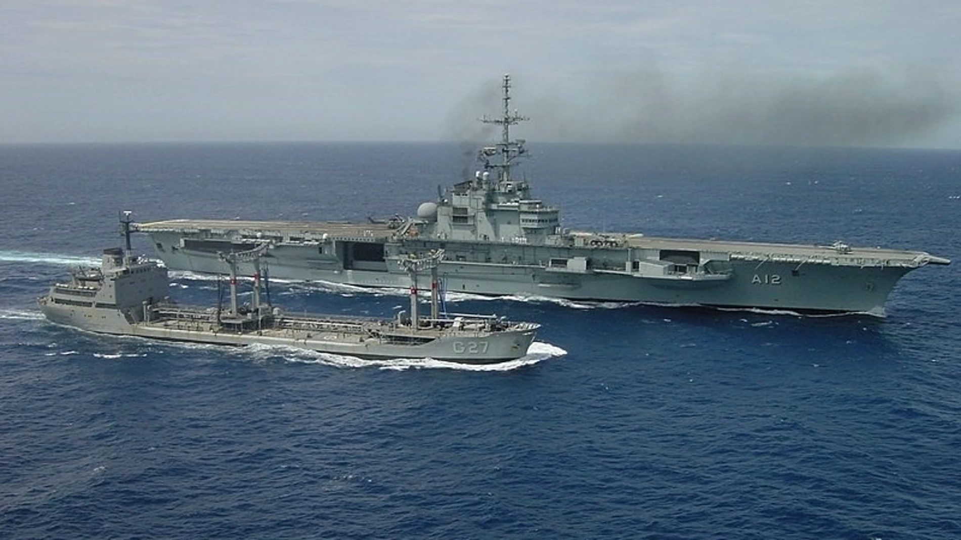 El portaviones brasileño 'São Paulo' junto a otro buque de la Armada