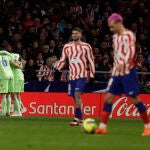 Los jugadores celebran el gol del empate ante la frustración de Griezmann y De Paul