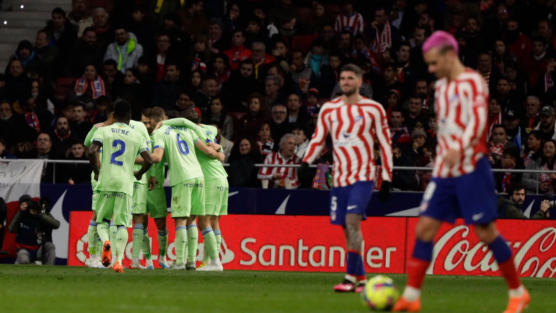 Los jugadores celebran el gol del empate ante la frustración de Griezmann y De Paul