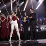 Blanca Paloma levanta el micrófono de bronce que le entregó Chanel, que la acredita como ganadora del Benidorm Fest