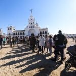 Cola en la Ermita del Rocío para la presentación de los niños a la Virgen. HERMANDAD MATRIZ DE ALMONTE