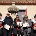 Las alcaldesas de Zamarramala, Cristina y Berta Mateo, entregan los nombramientos de Santa Águeda 2023 a ‘Carmen Mola’ a la periodista segoviana Macarena Bartolomé, el Ome Bueno y Leal. Samantha Vallejo-Nájera pronuncia el pregón