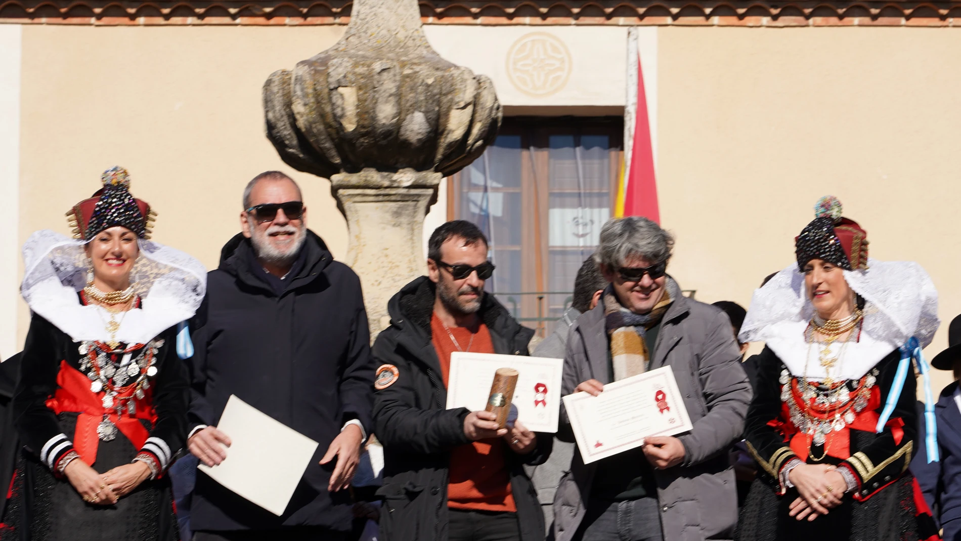 Las alcaldesas de Zamarramala, Cristina y Berta Mateo, entregan los nombramientos de Santa Águeda 2023 a ‘Carmen Mola’ a la periodista segoviana Macarena Bartolomé, el Ome Bueno y Leal. Samantha Vallejo-Nájera pronuncia el pregón