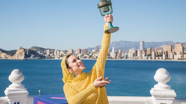 La vencedora del Benidorm Fest, Blanca Paloma, posa con su galardón en el Mirador del Castillo, a 5 de febrero de 2023, en Benidorm, Alicante, Comunidad de Valencia (España). La artista ilicitana ha sido la elegida, con su canción 'Eaea'
