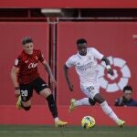 Vinicius intenta escapar de la defensa del Mallorca