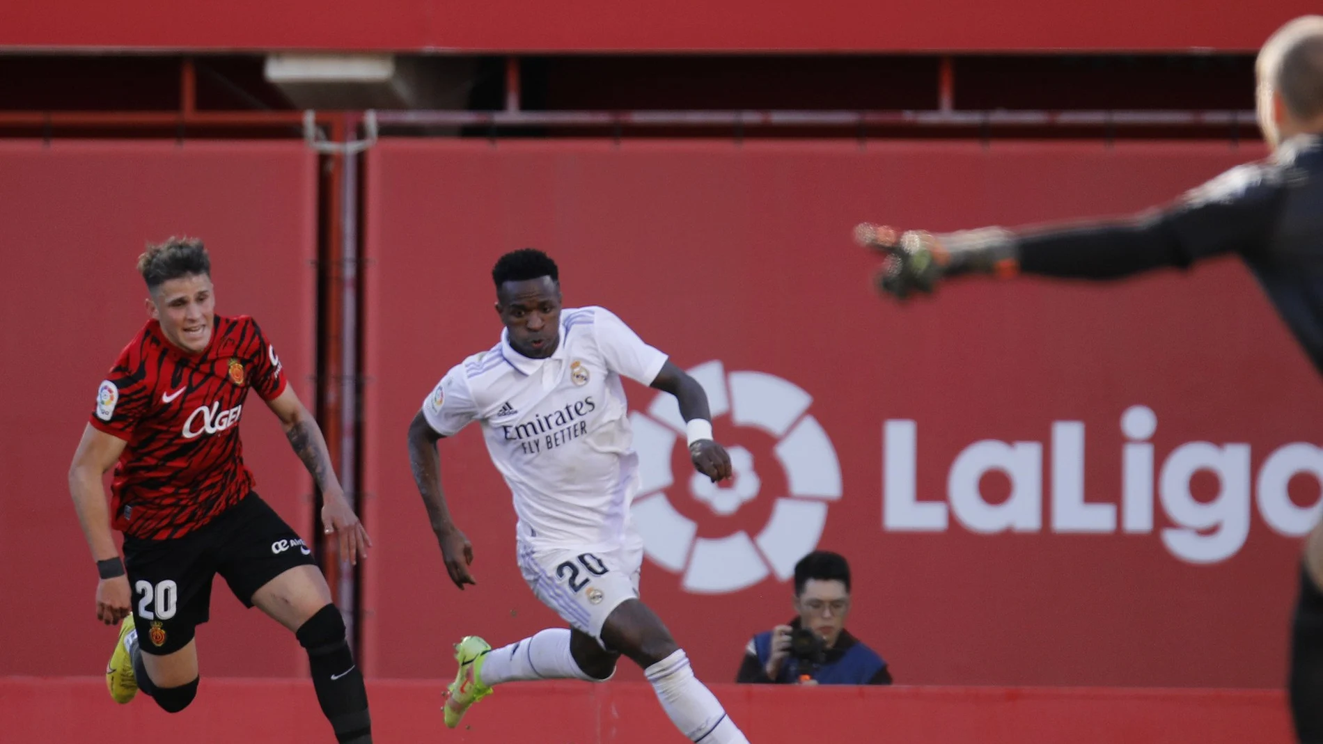 Vinicius intenta escapar de la defensa del Mallorca