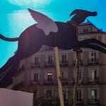 Una silueta de un galgo en una concentración bajo el lema ‘No a la caza’, en la Plaza de Callao