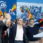 El líder del PP, Alberto Núñez Feijóo (2d), acompañado por los expresidentes José María Aznar (c) y Mariano Rajoy (i), y los candidatos a la Alcaldía de Valencia y a la Generalitat Valenciana, María José Catalá (2i) y Carlos Mazón (d), a su llegada a la clausura de la Intermunicipal hoy domingo en Valencia