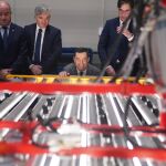 El presidente de la Junta de Andalucía, Juanma Moreno, en una visita a una empresa industrial de Andalucía