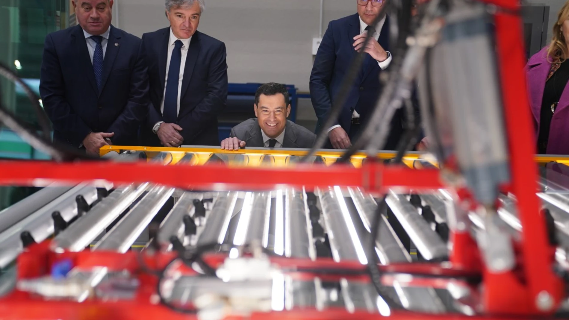 El presidente de la Junta de Andalucía, Juanma Moreno, en una visita a una empresa industrial de Andalucía