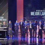 Alberto Rodríguez y el equipo de 'Modelo 77' en los Premios Carmen de la Academia de Cine de Andalucía recogiendo el galardón a Mejor Largometraje. DIPUTACIÓN DE ALMERÍA