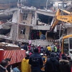 Rescatistas buscan a supervivientes en un edificio residencial colapsado en Diyarbakir, al sureste de Turquía
