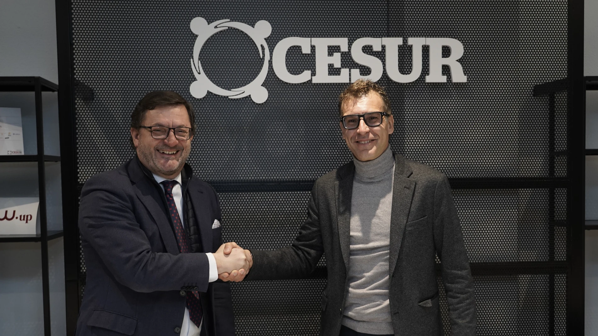 Salvador Tasqué Díez, director general de la fundación, y Fernando Seco, vicepresidente ejecutivo de CESUR, tras la firma del convenio de colaboración