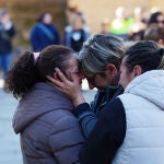 Varias vecinas consuelan a una familiar de Beatriz, una víctima de violencia de género asesinada el pasado 5 de febrero por su ex pareja Ángel R.D. en Baiona (Pontevedra), durante una concentración ante el Ayuntamiento de Baiona. Beatriz fue asesinada cuando su ex pareja fue a las 21:00 de la noche a devolverle a sus hijos de los que ella tenía la custodia 