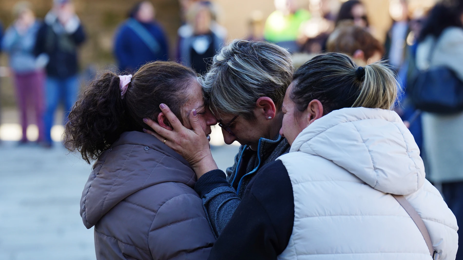 Varias vecinas consuelan a una familiar de Beatriz, una víctima de violencia de género asesinada el pasado 5 de febrero por su ex pareja Ángel R.D. en Baiona (Pontevedra), durante una concentración ante el Ayuntamiento de Baiona. Beatriz fue asesinada cuando su ex pareja fue a las 21:00 de la noche a devolverle a sus hijos de los que ella tenía la custodia
