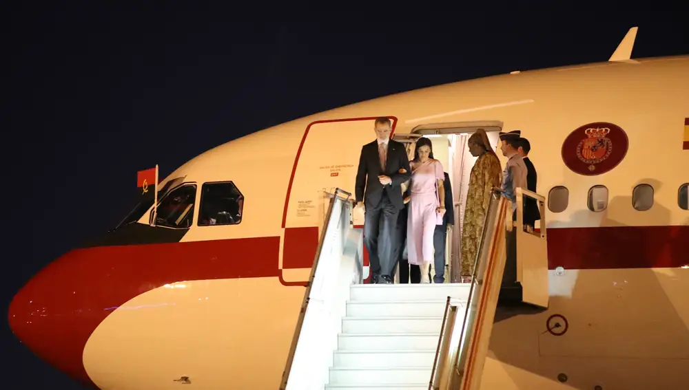 GRAF9439. LUANDA, 06/02/2023.- Los reyes Felipe y Letizia, a su llegada este lunes a Luanda con motivo de su visita de Estado a Angola, la primera de alto nivel que hacen juntos al África Subsahariana desde que comenzó su reinado en junio de 2014 y cuyo objetivo es consolidar la relación preferente entablada por España con la que fue colonia portuguesa hasta 1975. El avión de la Fuerza Aérea Española aterrizó en el aeropuerto internacional Quatro de Fevereiro, donde los reyes fueron recibidos por el ministro de Exteriores angoleño, Téte António, al pie de la escalerilla. EFE/Luis Tejido