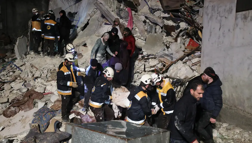 Rescatistas buscan supervivientes entre los escombros de un edificio tras un terremoto en la provincia siria de Idlib