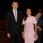 Los Reyes Felipe y Letizia, recibidos por el ministro de Exteriores angoleño, Téte António (d), a su llegada este lunes a Luanda con motivo de su visita de Estado a Angola.