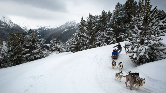Un par de personas practican "mushing" en Grandvalira, Andorra