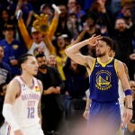 Klay Thompson celebra uno de los doce triples que anotó ante los Thunder