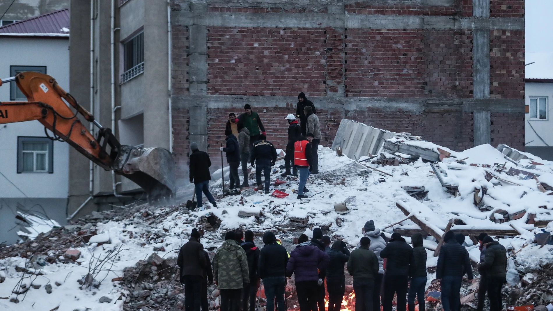 Kahramanmaras (Turkey), 07/02/2023.- Emergency personnel and locals search for victims at the site of a collapsed building in the aftermath of a powerful earthquake in the Elbistan district of Kahramanmaras, southeastern Turkey, 07 February 2023. Thousands of people died and thousands more were injured after major earthquakes struck southern Turkey and northern Syria on 06 February. Authorities fear the death toll will keep climbing as rescuers look for survivors across the region. (Terremoto/sismo, Siria, Turquía, Estados Unidos) EFE/EPA/SEDAT SUNA