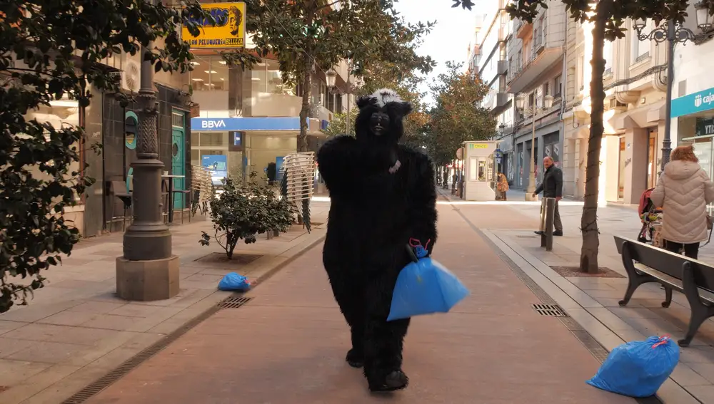 La campaña ‘Cuida tu casa, cuida Ponferrada’ crea el personaje de la Mofeta para concienciar a la población sobre la manera correcta de tratar sus residuos