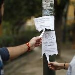 Jóvenes estudiantes buscan piso en las calles de Madrid. 