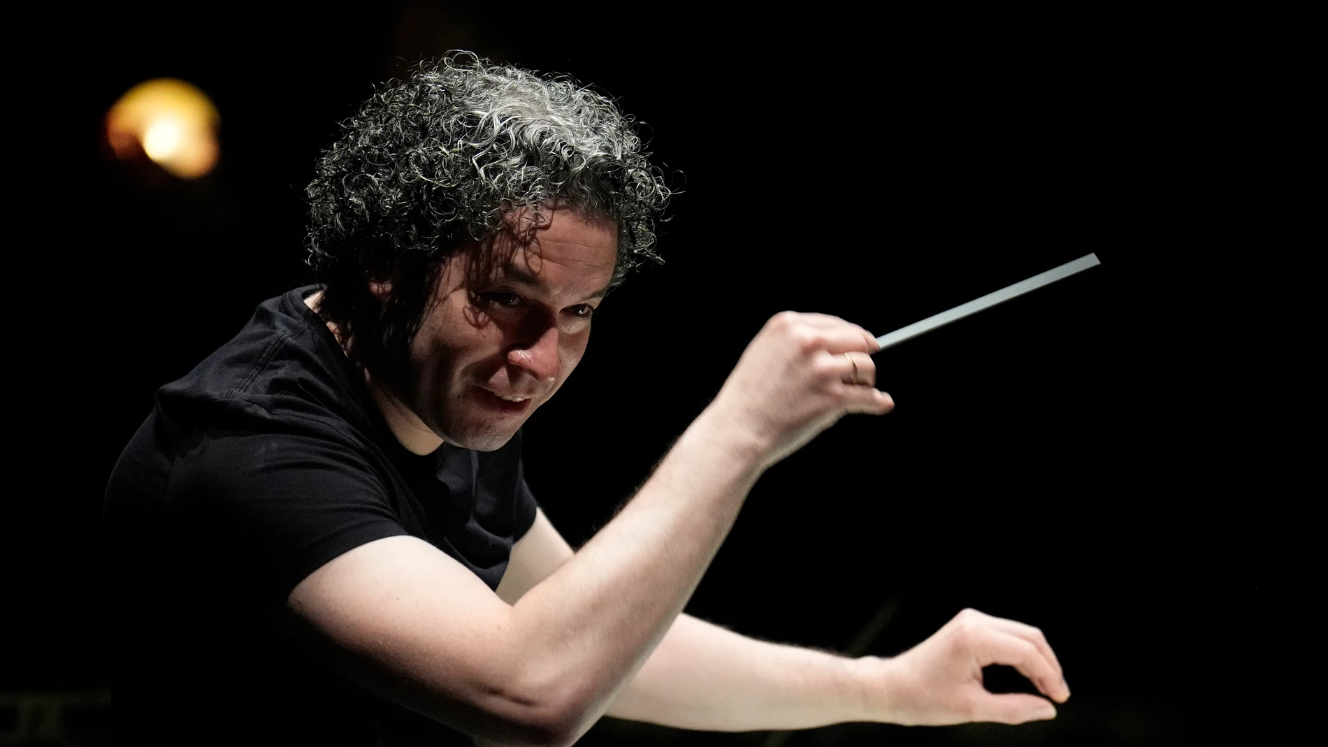 AME2500. BARCELONA (ESPAÑA), 18/06/2022.- Fotografía de archivo fechada el 18 de junio de 2022 que muestra al director de orquesta venezolano Gustavo Dudamel mientras dirige La flauta mágica de W.A Mozart, en el Gran Teatre del Liceu de Barcelona (España). Dudamel dejará la orquesta Filarmónica de Los Ángeles para incorporarse a la Filarmónica de Nueva York al término de su contrato en 2026, anunció este martes el propio director en un comunicado difundido a través de sus redes sociales. EFE/...
