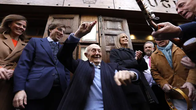 Homenaje al restaurador Lucio Blazquez de Casa Lucio con el descubrimiento de una placa en su honor en la puerta de su restaurante. Asisten al actos el alcalde Martinez Almeida la vicealcaldesa Villacis y numerosos chef entre otras personalidad y amigos del hostelero. Homenaje al restaurador Lucio Blazquez de Casa Lucio con el descubrimiento de una placa en su honor en la puerta de su restaurante. Asisten al actos el alcalde Martinez Almeida la vicealcaldesa Villacis y numerosos chef entre otras personalidad y amigos del hostelero.